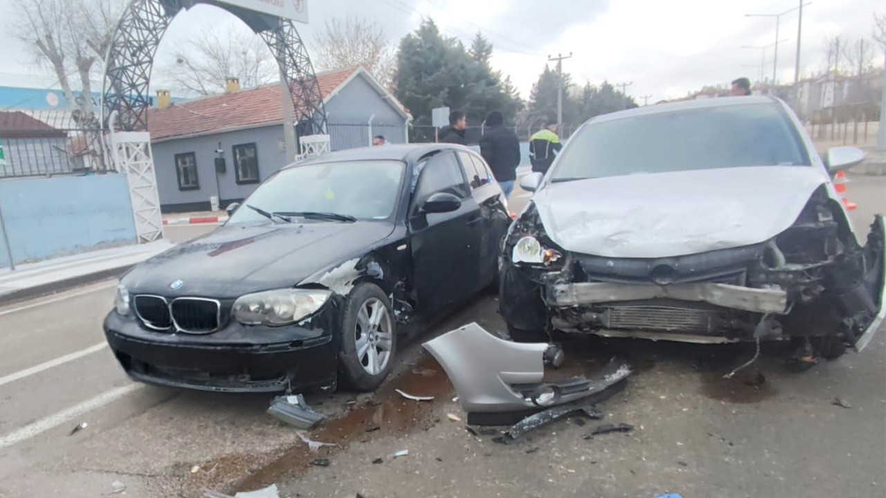 Aksaray’da kavşak kazası: 3’ü çocuk 4 yaralı