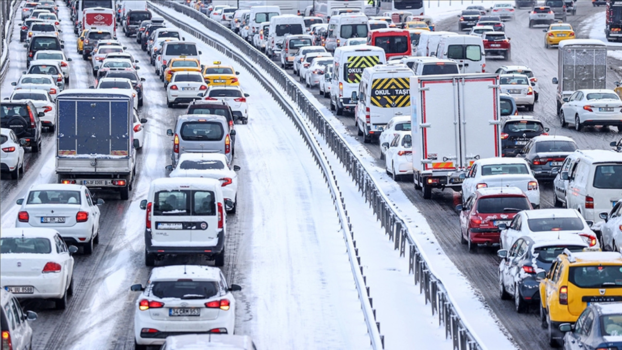 İstanbul'u kar vurdu, trafik felç oldu