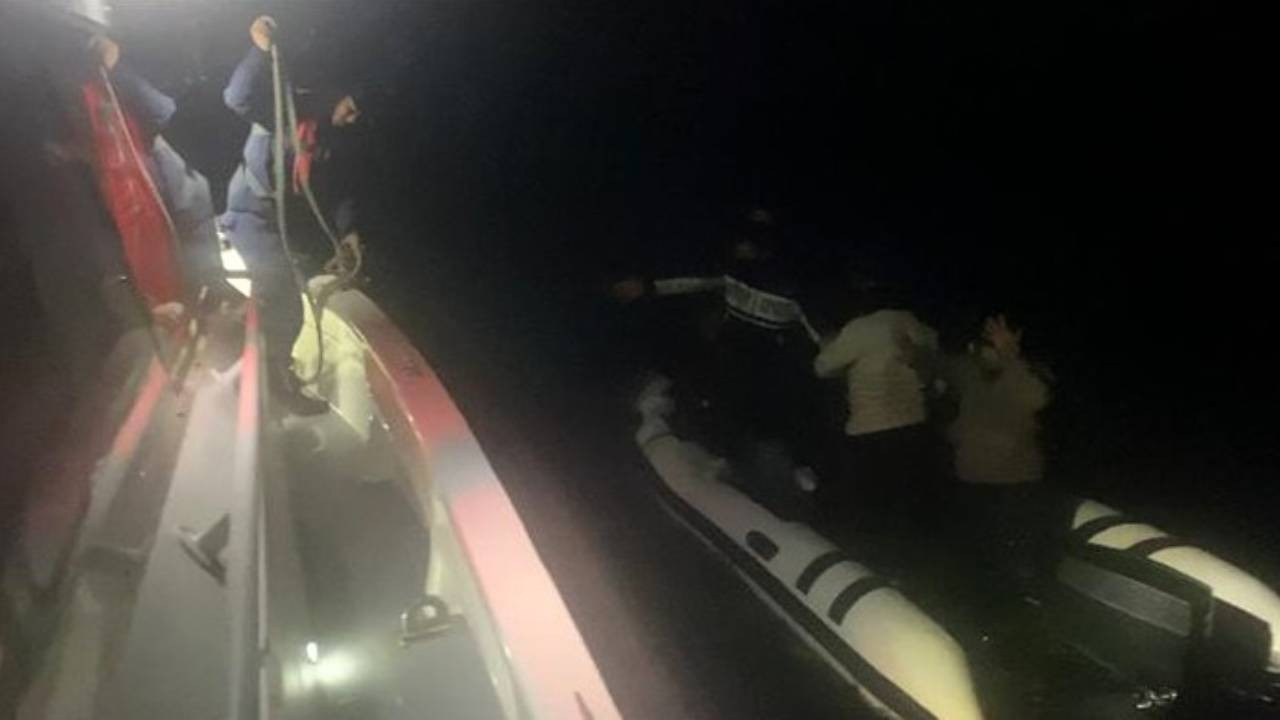 Sahil güvenlik ekipleri Çanakkale'de faciayı önledi: 8 kaçak göçmen kurtarıldı