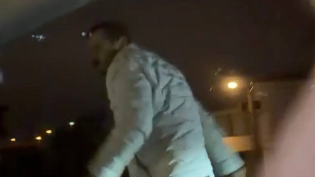 Saldırdığı araçtaki 2 kişiyi bıçakladı