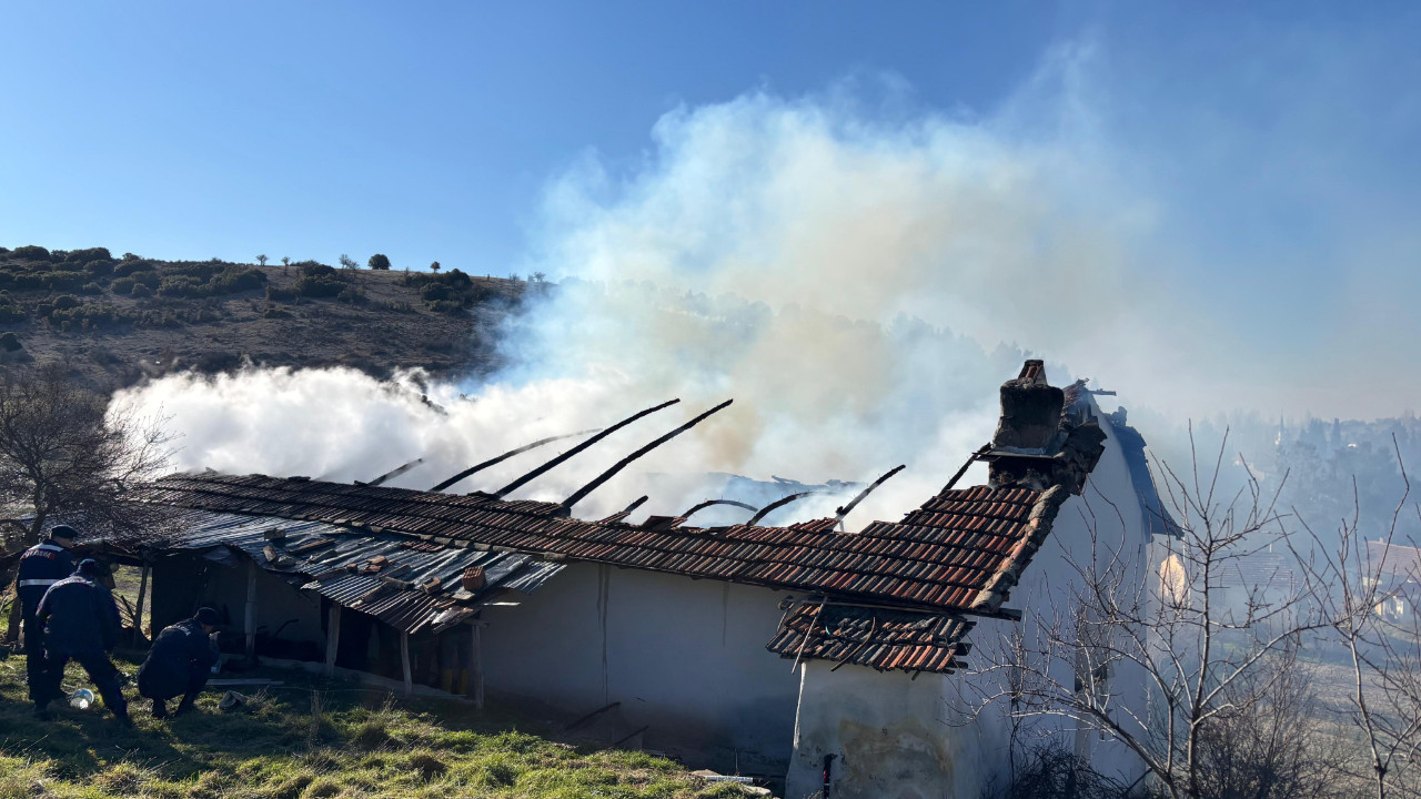 Uşak’ta ev yangını... Ölü ve yaralı var