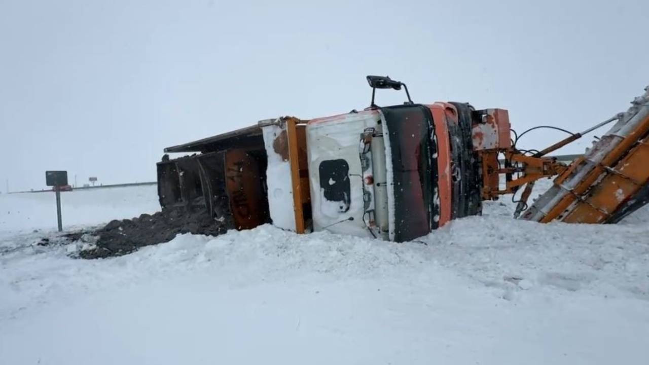 Ardahan’da kar küreme aracı devrildi