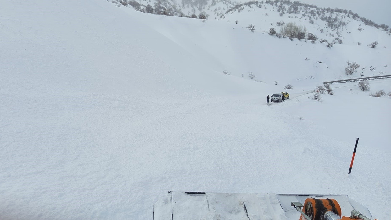 Bingöl’de yola düşen çığ ekipler tarafından temizlendi