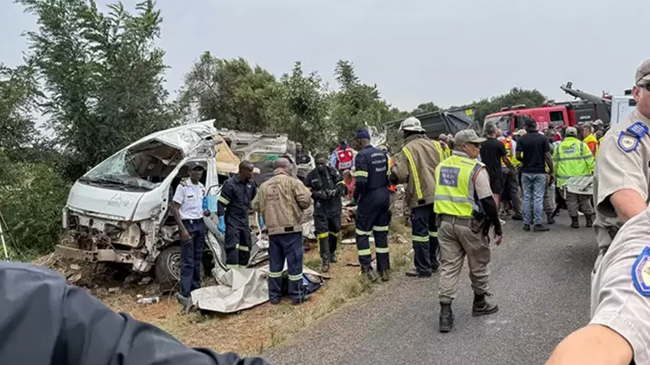 Güney Afrika'da feci kaza: 14 öğrenci hayatını kaybetti