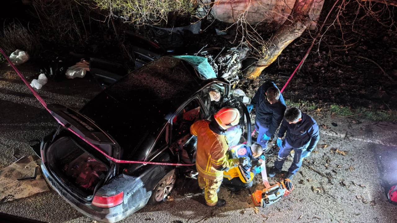 İnegöl’de feci kaza: Otomobil ağaca çarptı, 2 ölü