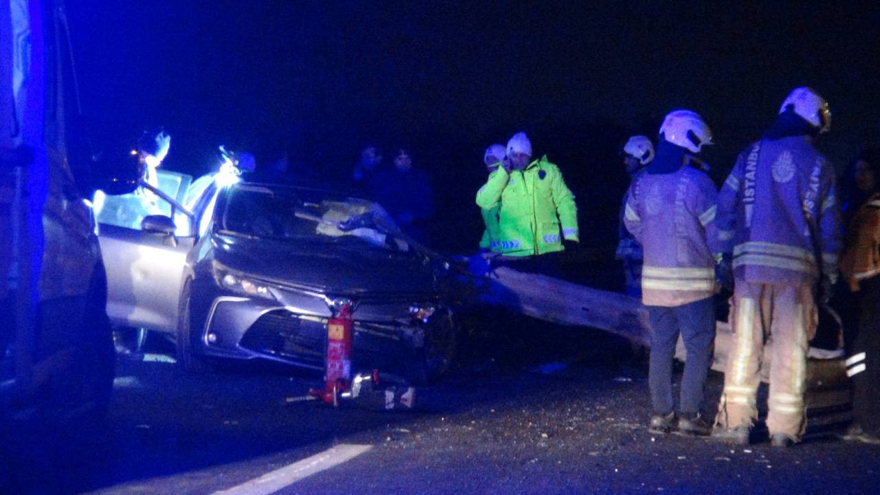 Silivri’de feci kaza: Otomobil bariyerlere saplandı, 1 ölü
