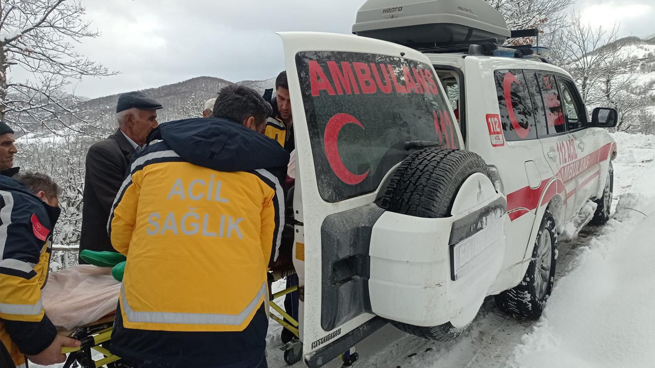 Yoğun kar yağışı ambulans yolunu kapattı, ekipler seferber oldu