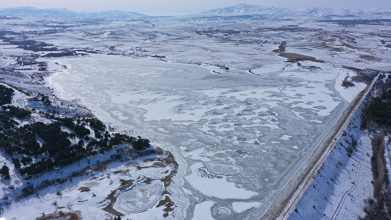 Elazığ’ın gizli cenneti Cip Barajı buzdan tabloya dönüştü: Sıfırın altında 11 derece