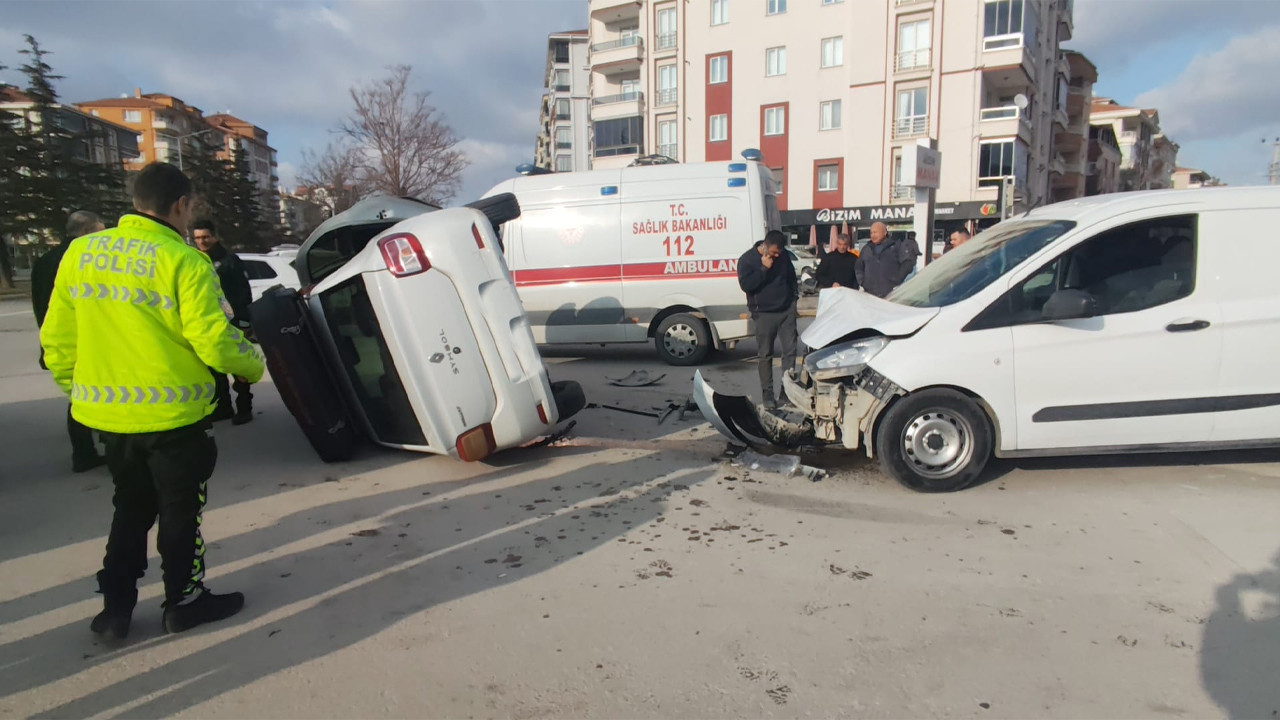 Hafif ticari kamyonet ile otomobil çarpıştı: 2 Yaralı