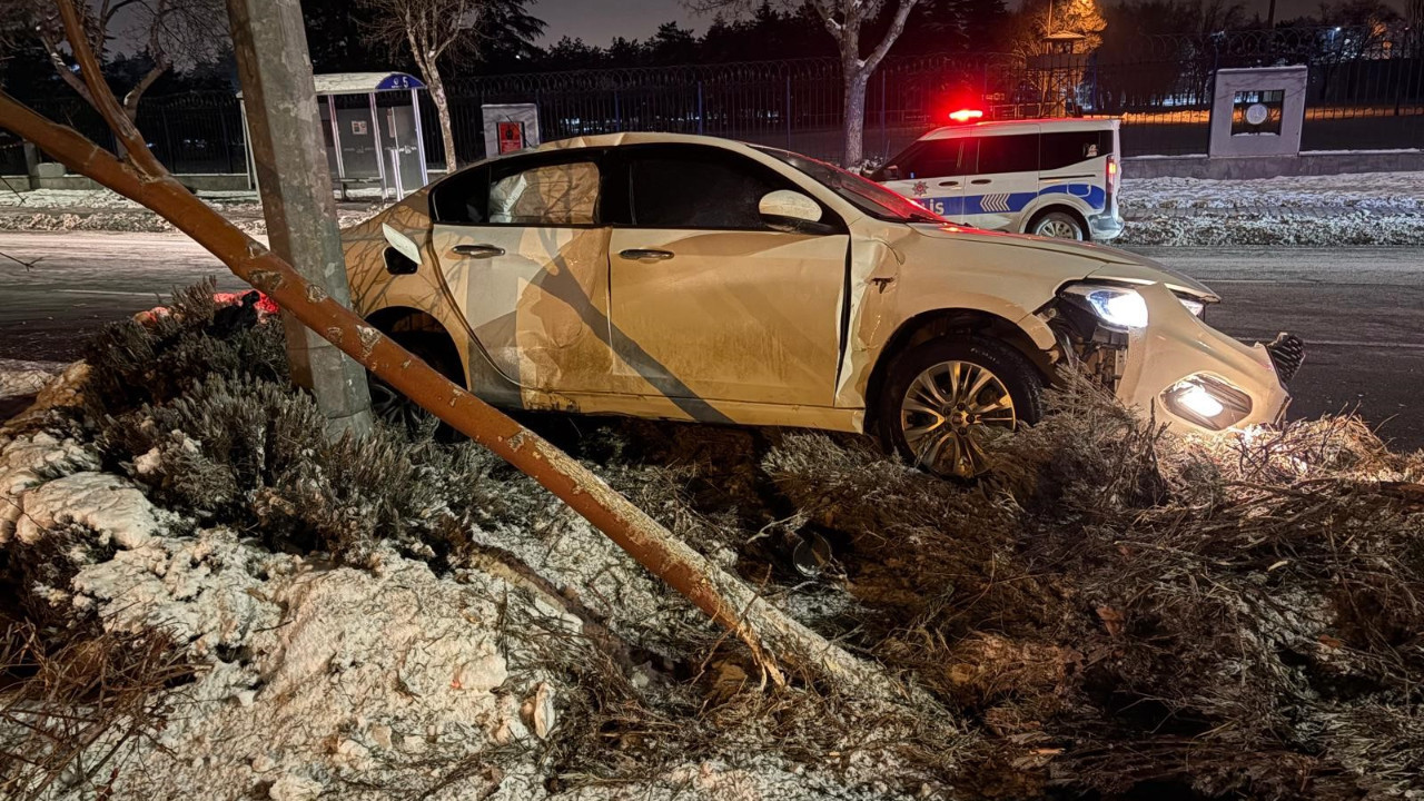 Kayseri’de alkollü sürücü direksiyon hakimiyetini kaybetti: Ağacı ve direği devirdi