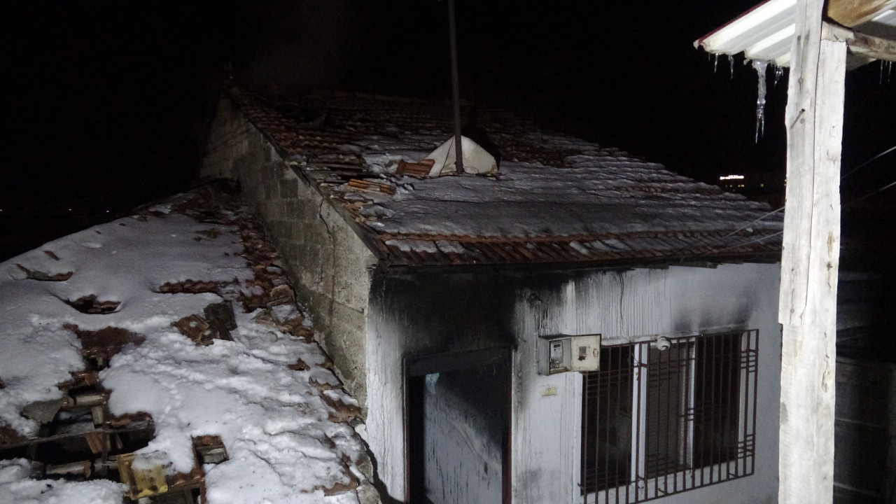Malatya’da müstakil ev alevlere teslim oldu: Mahsur kalan kadın kurtarıldı