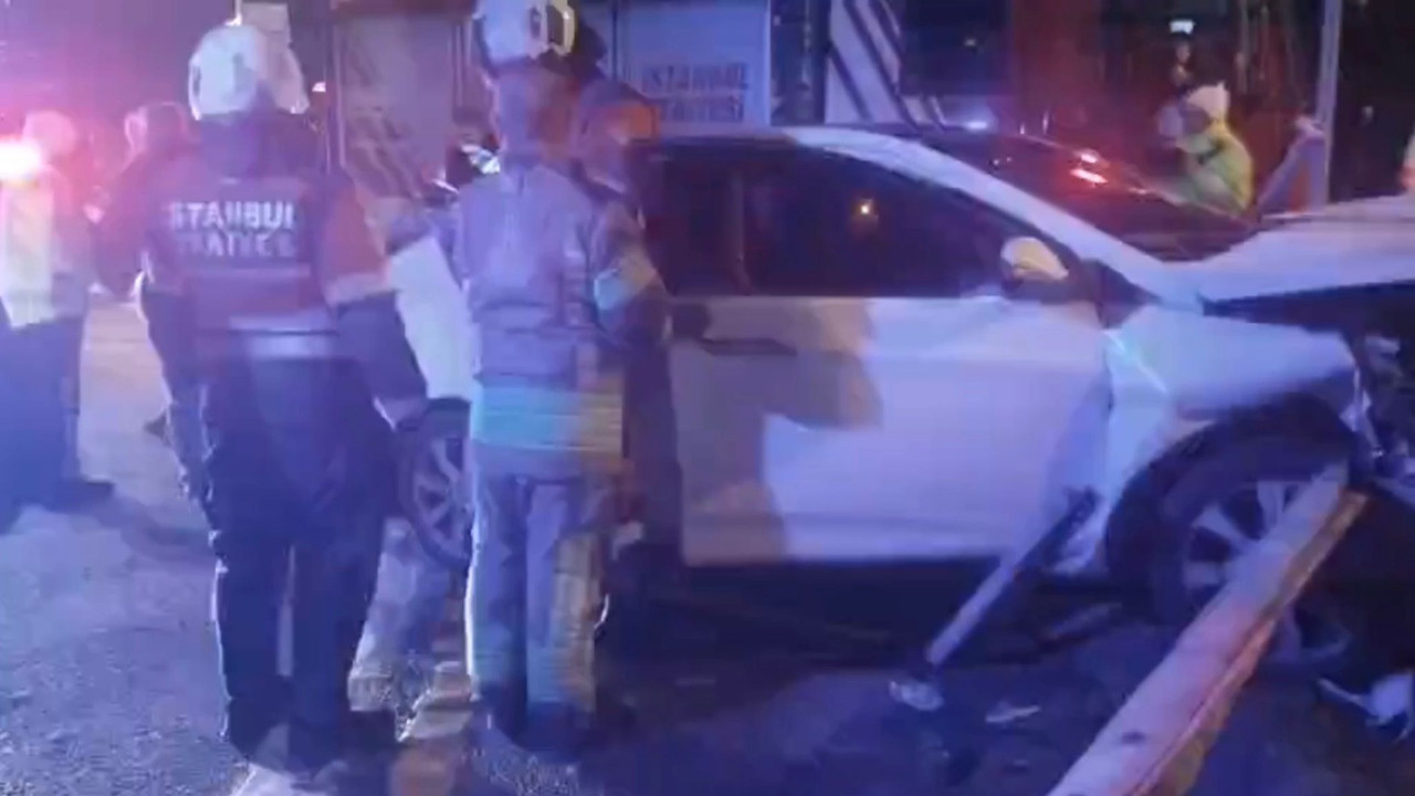 Ümraniye’de zincirleme kaza: Otomobil taksiye ve bariyerlere çarptı