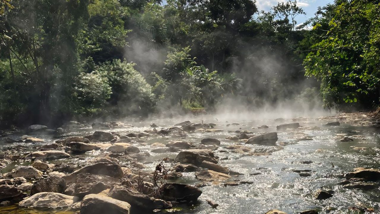 Bu nehre yanlışlıkla düşen diri diri kaynıyor
