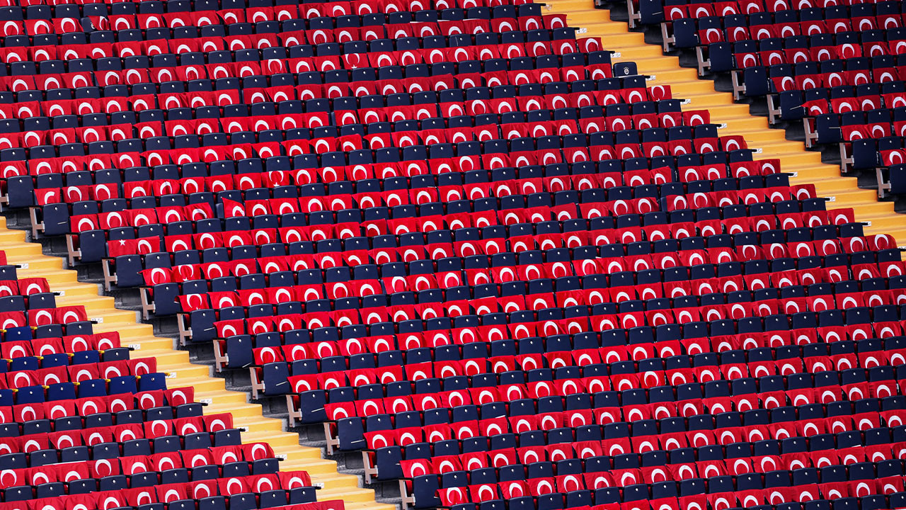 Fenerbahçe Aston Villa maçında tribünleri Türk bayraklarıyla donattı