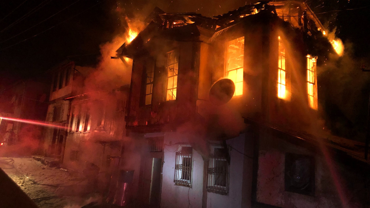 Kastamonu’da tarihi konak alevlere teslim oldu