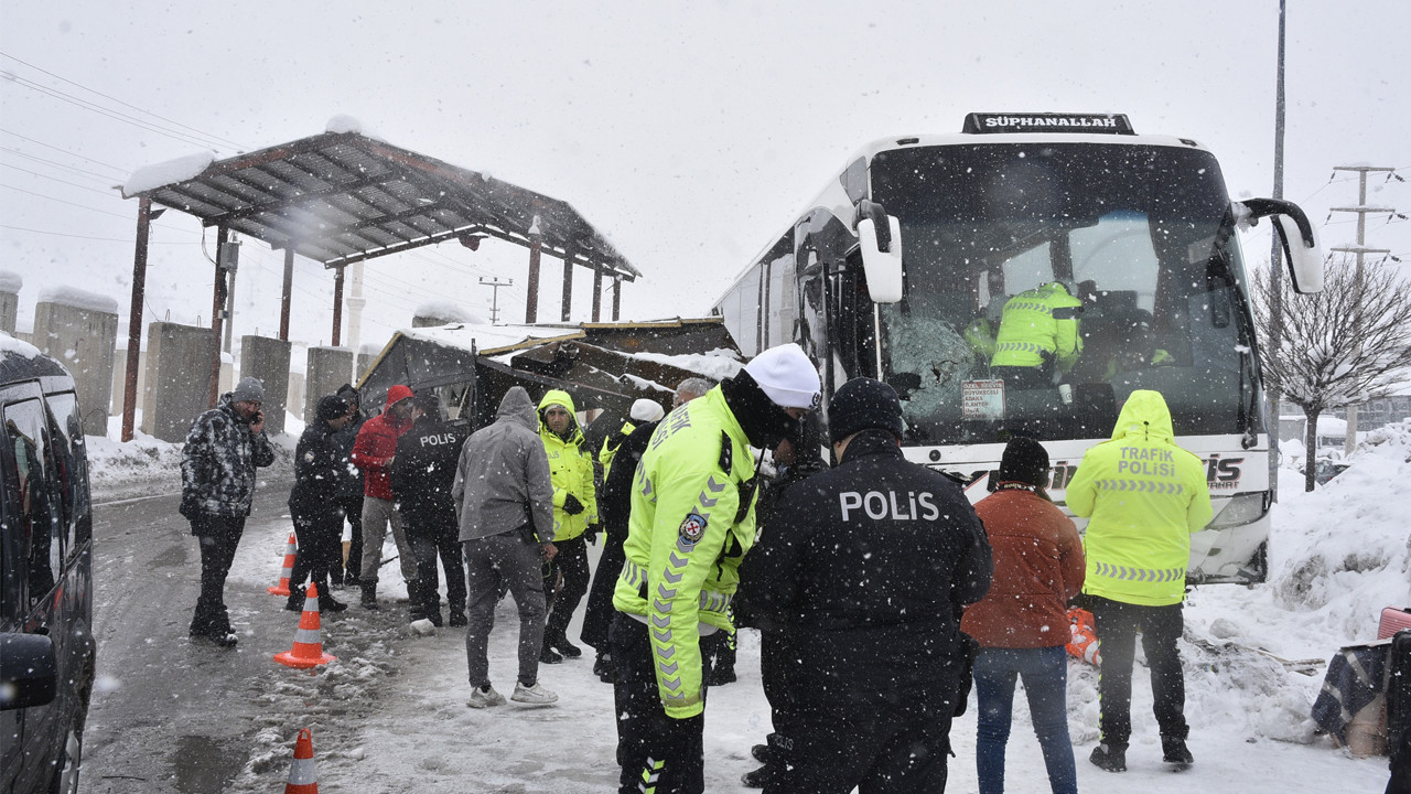 Bitlis'te yolcu otobüsü polis kulübesine çarptı: 4 yaralı