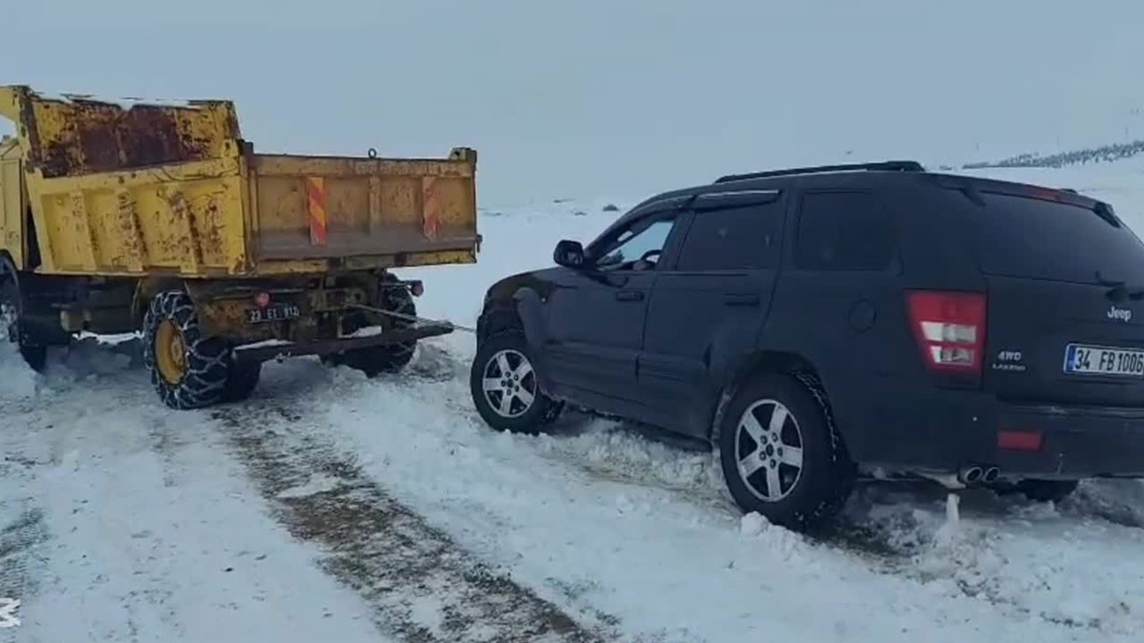 Elazığ'da yoğun kar yağışı nedeni ile 259 köy yolu ulaşıma kapandı