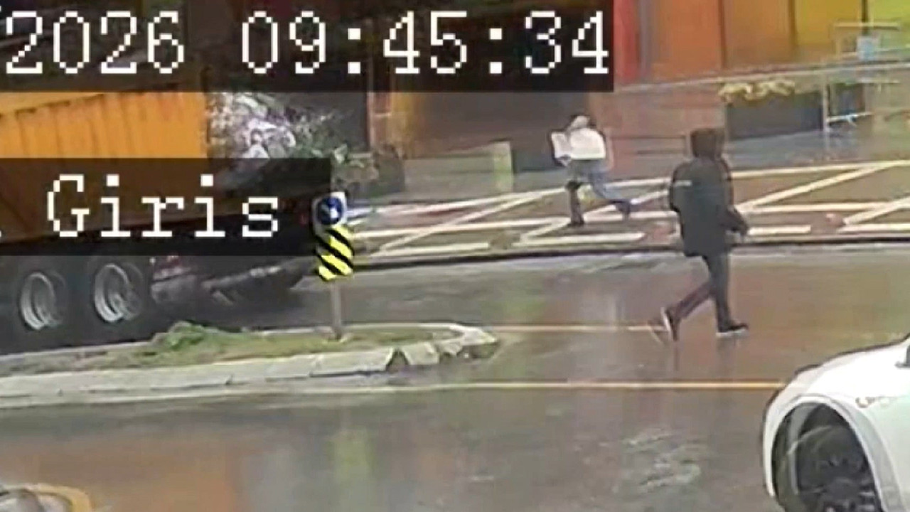 Üsküdar'da dehşet anları: Kamyonun damper kapağı açıldı: Yere düşen kadına neye uğradığını şaşırdı