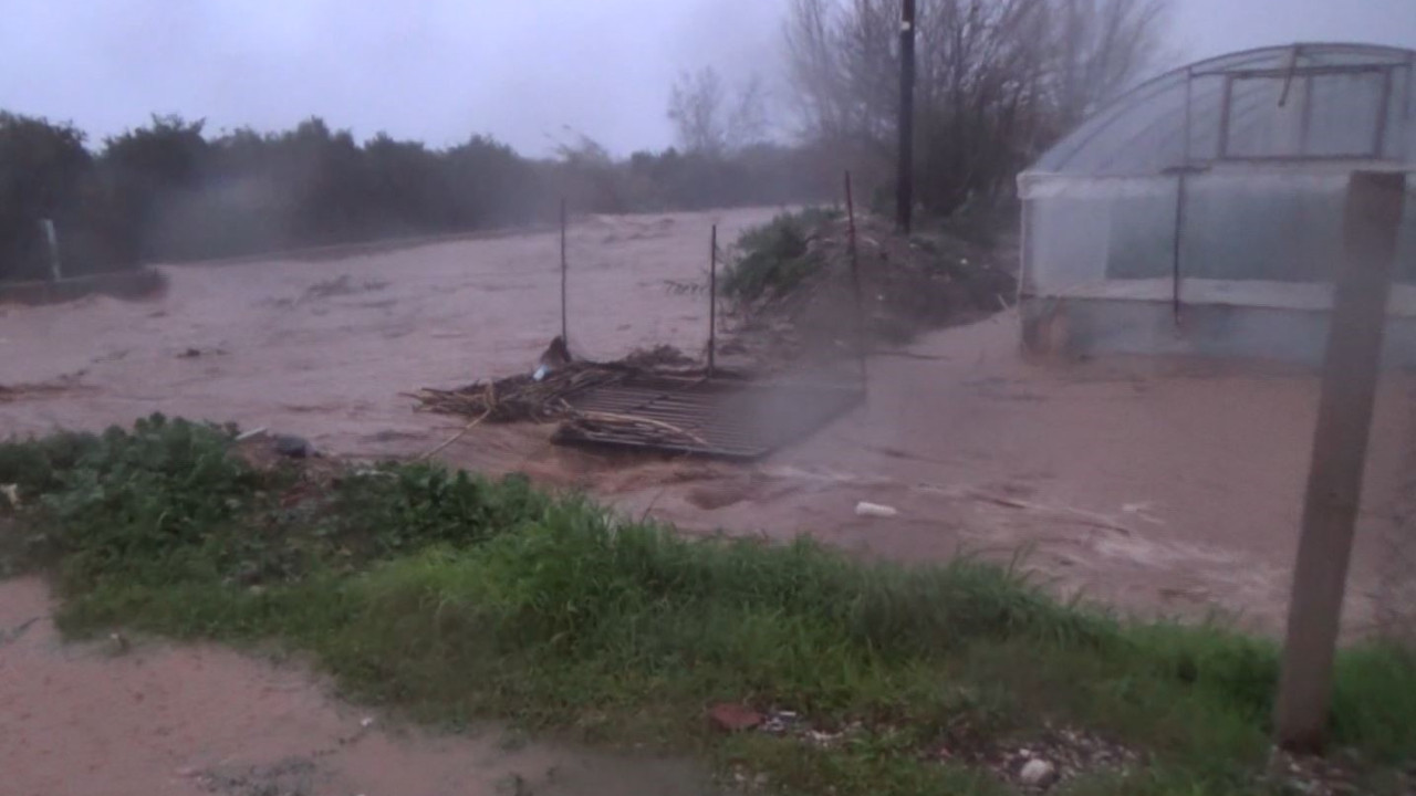 Kumluca ve Kemer’de sel etkisi: Evlerde mahsur kalanlar kurtarıldı