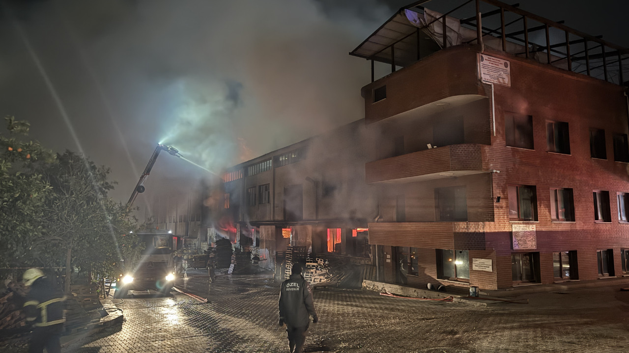 Adana OSB’de ahşap fabrikasında çıkan yangın kontrol altına alındı
