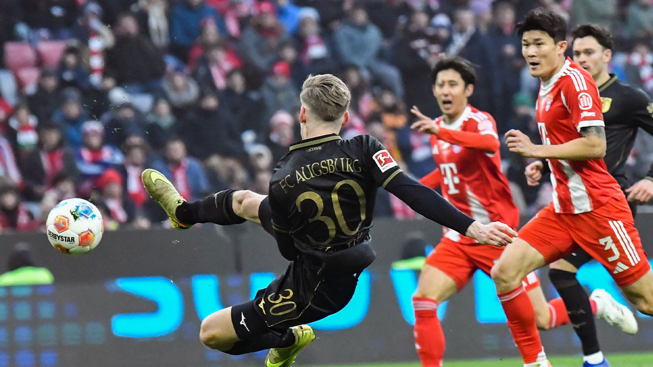 Augsburg Bayern Münih'in namağlup serisine son verdi: Paylaşımları güldürdü