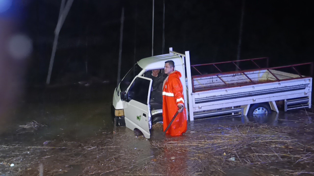 “Beni kurtarmayın, arabamı kurtarın”: Sürücü ile i…