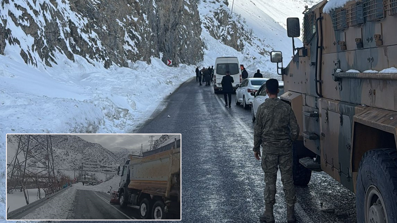 Hakkari’de çığ paniği: Üç noktada yol kapandı: Araçlar mahsur kaldı