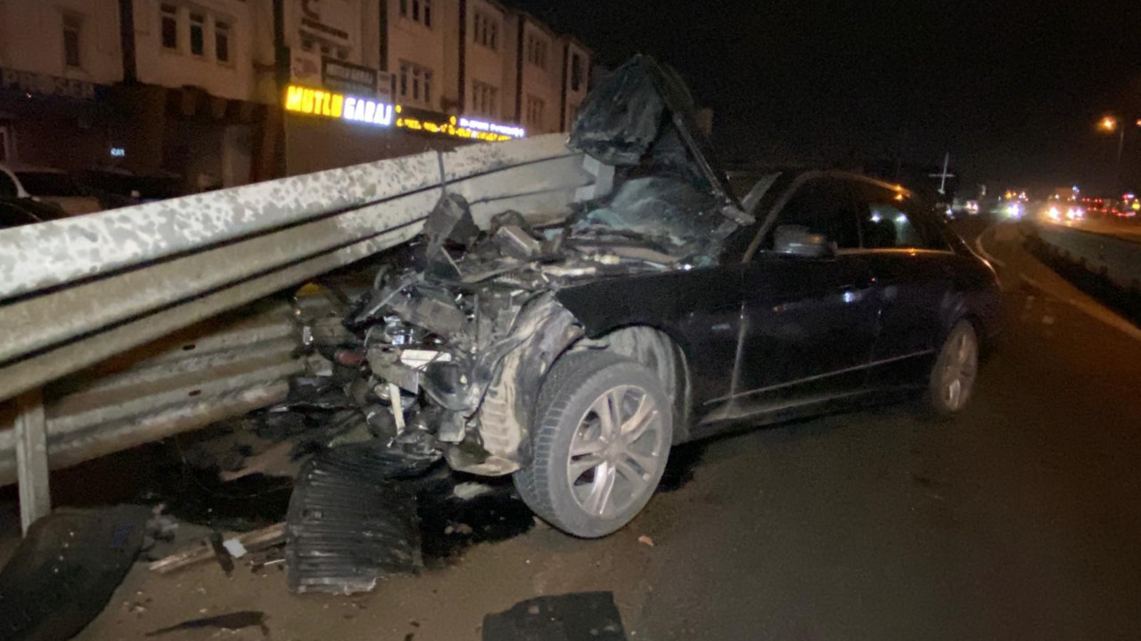 Kocaeli’de otomobil bariyere saplandı: Sürücü yara almadan kurtuldu