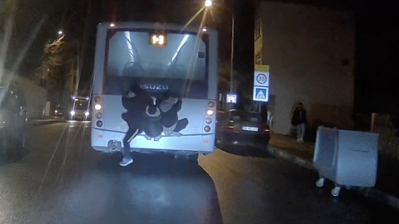 Canlarını hiçe saydılar: Otobüs arkasında tehlikeli yolculuk