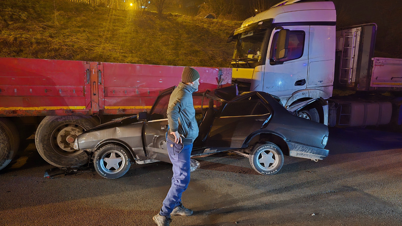 Alkollü sürücü park halindeki TIR'ı fark etmedi: 1'i ağır, 2 kişi yaralı