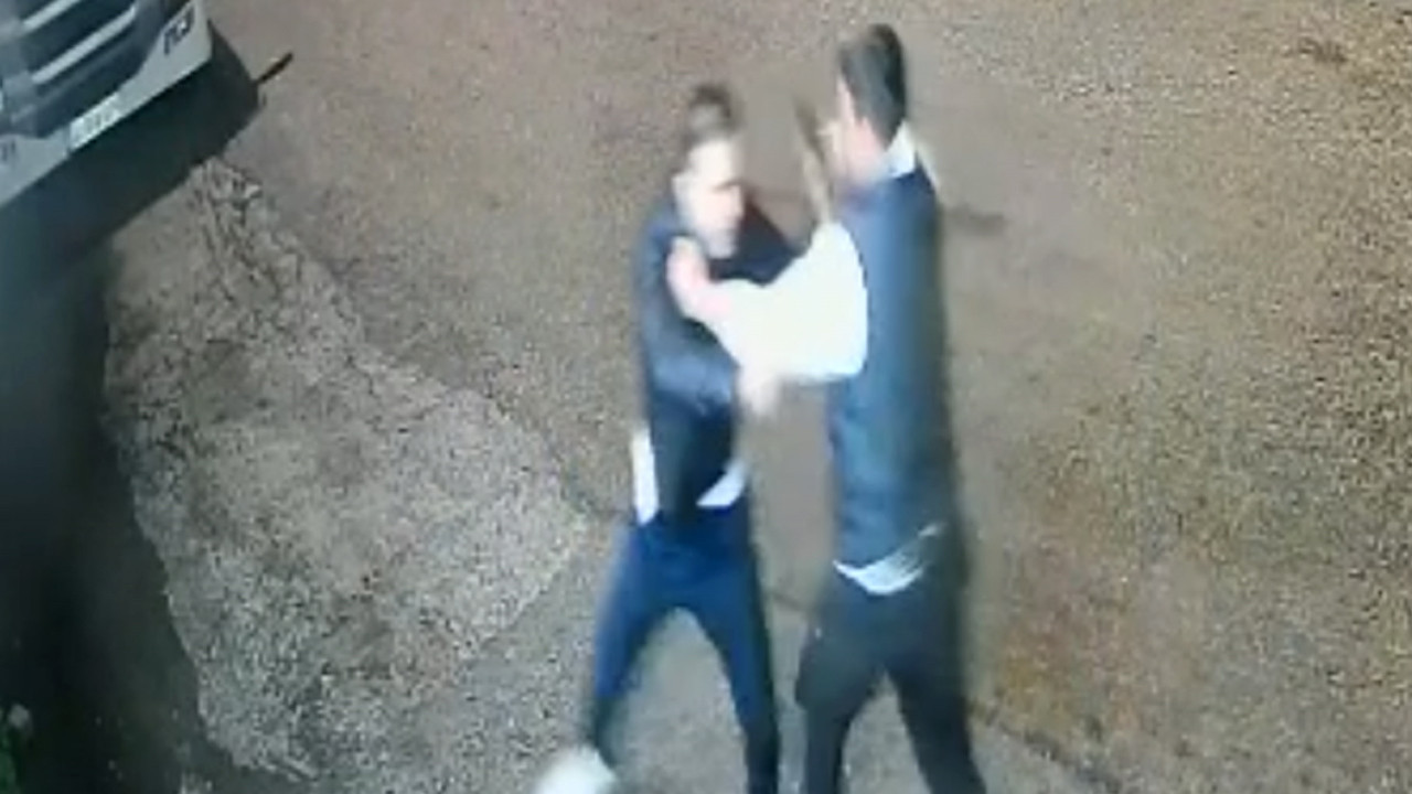 Birlikte içki içtiği arkadaşını bıçakladı: Alkol şişede durduğu gibi durmadı: Kan aktı