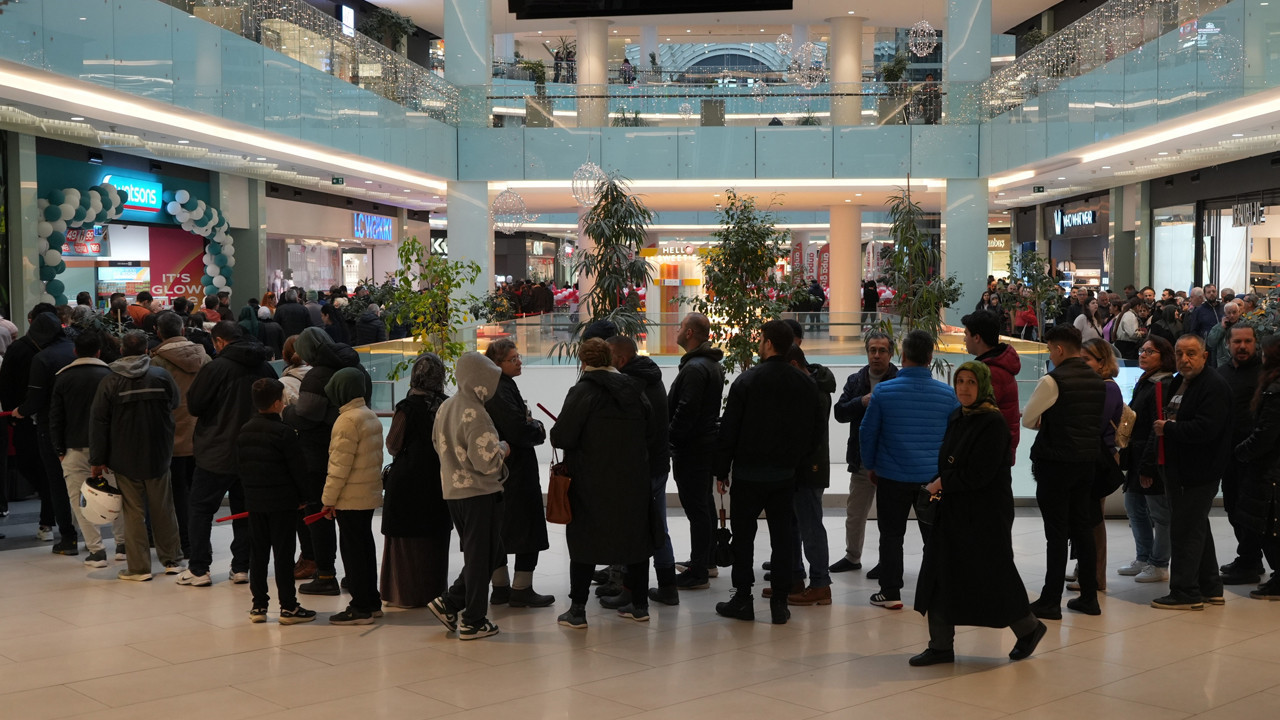 Fiyatları duyan marketin açılışına koştu: Hediye çeki de artısı oldu