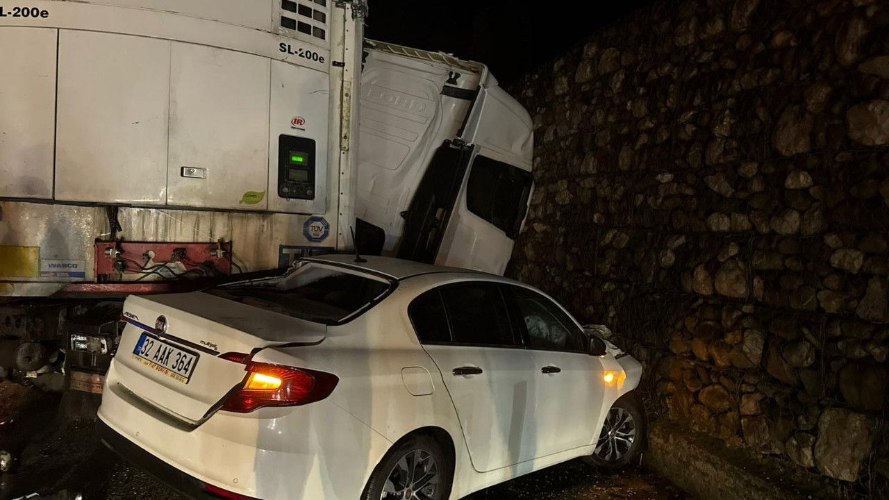 Burdur'da tır ve 2 otomobil çarpıştı: 1 ölü, 7 yaralı