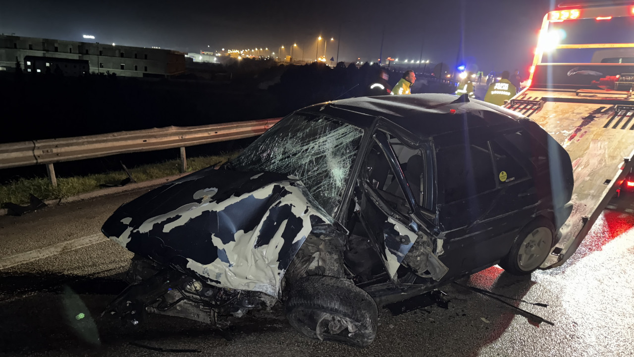 Bursa'da otomobil bariyerlere çarptı: 2 kişi ağır yaralandı