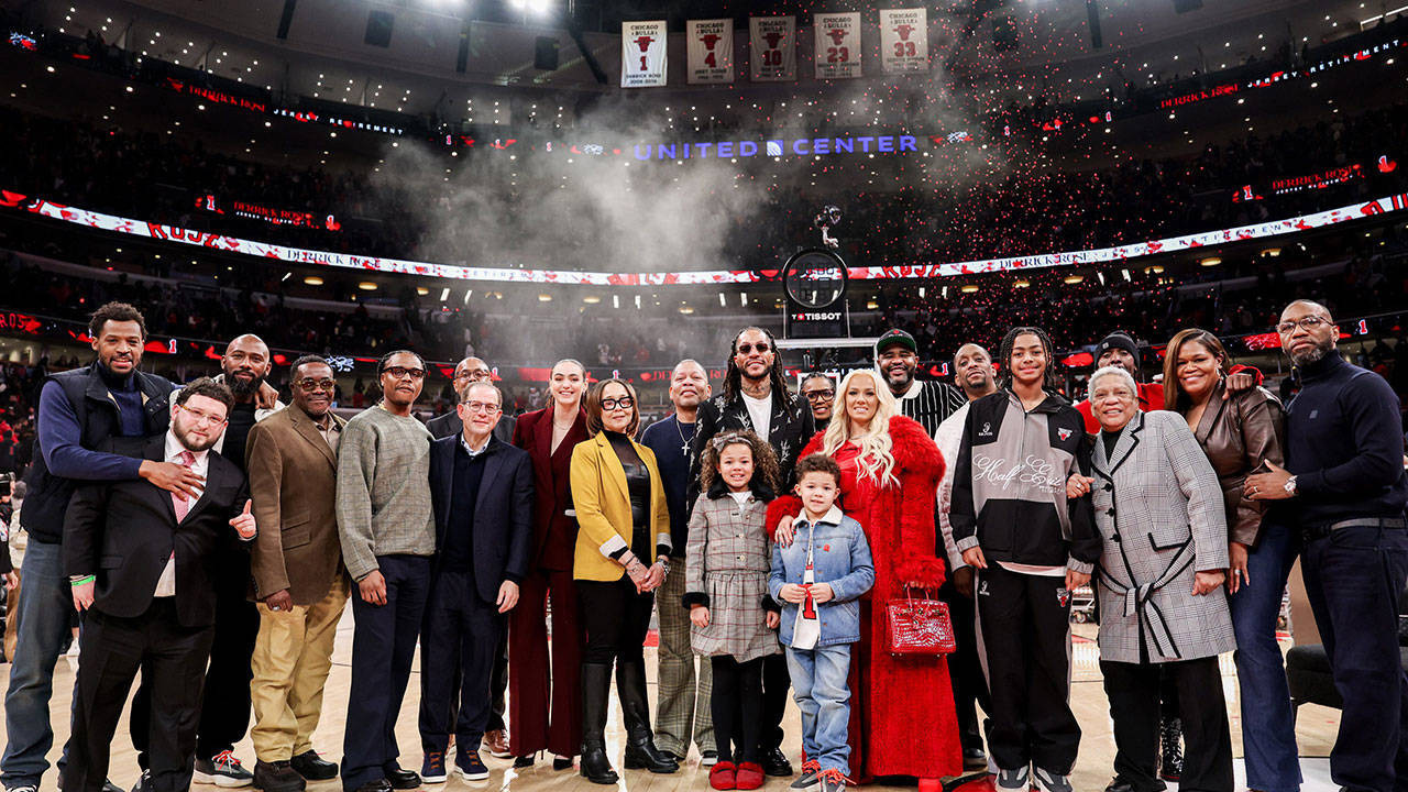 Chicago Bulls, Derrick Rose’un 1 numaralı formasını onurlandırdı