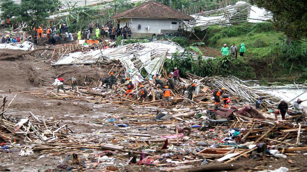Toprak köyü yuttu: Endonezya'da ölü sayısı 11'e çıktı: 79 kişi aranıyor