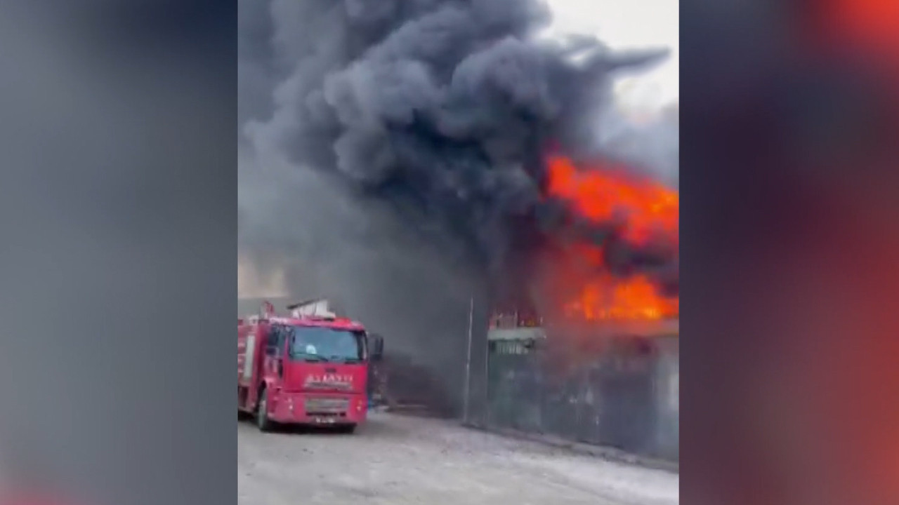 Mobilya atölyesinde yangın: Alevler siteyi sardı
