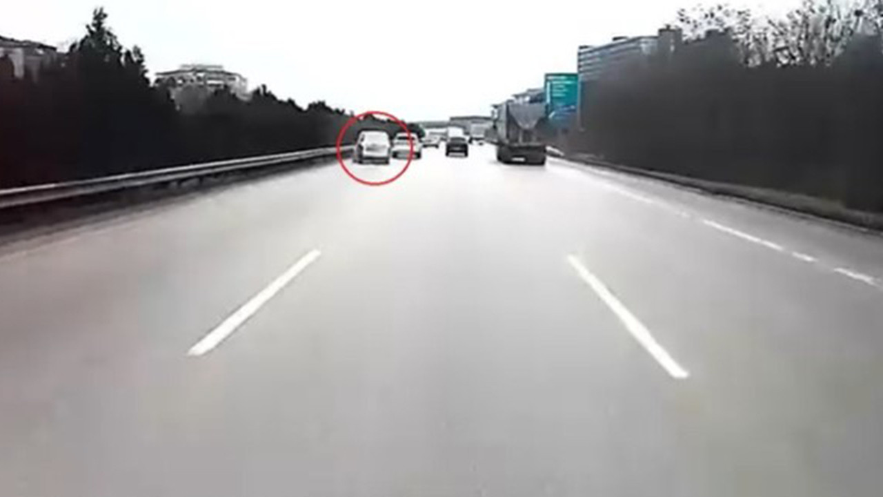 Kontrolünü kaybettiği aracıyla TIR’a çarpmaktan son anda kurtuldu