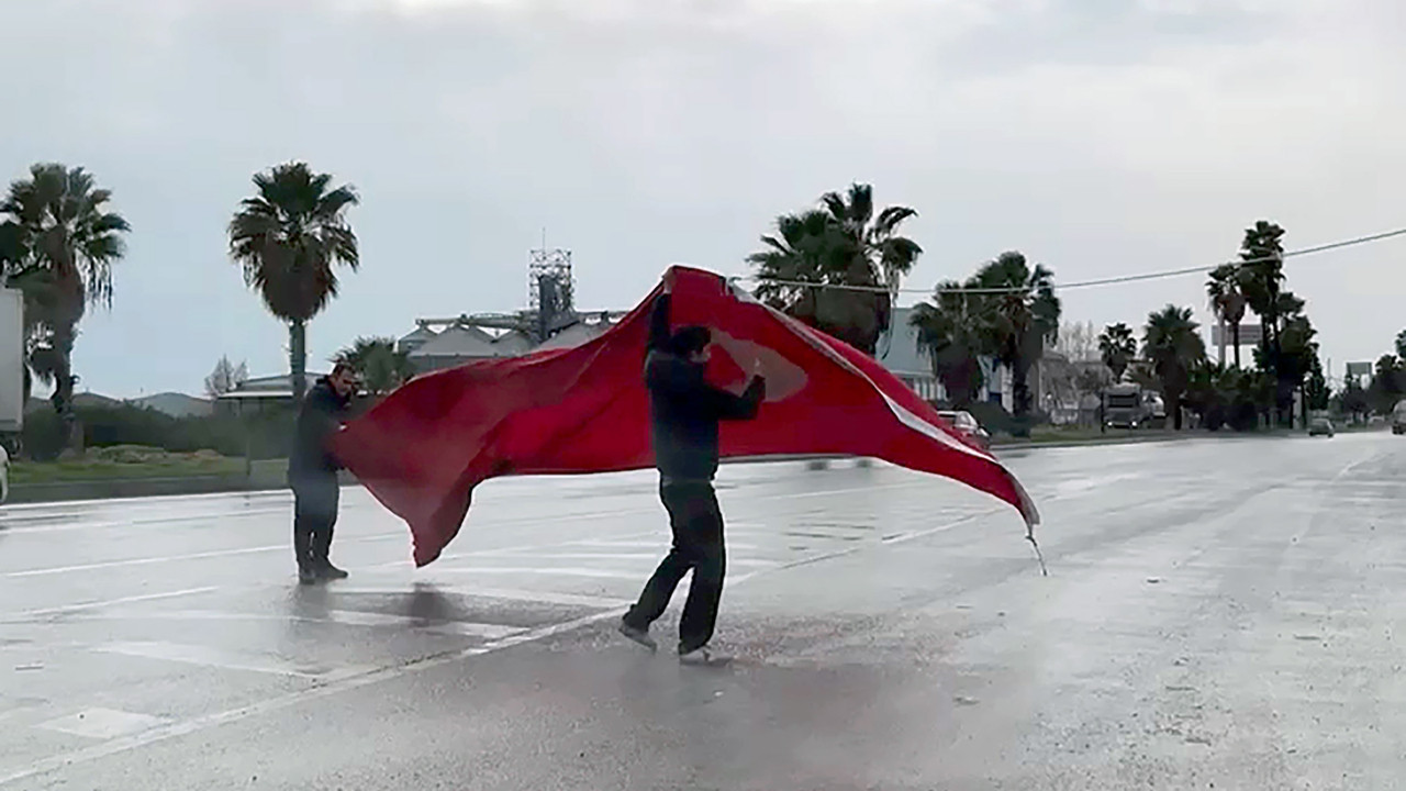 Mersin'de 'Ezan dinmez, bayrak inmez' dedirten anlar: Fırtınada yola düşen Türk bayrağını katlayıp bağırlarına bastılar…
