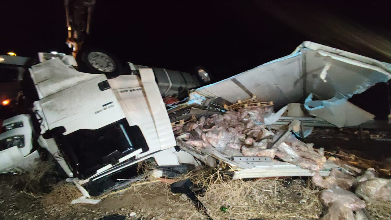 Aksaray–Konya Karayolunda gece saatlerinde feci kaza: TIR sürücüsü hayatını kaybetti