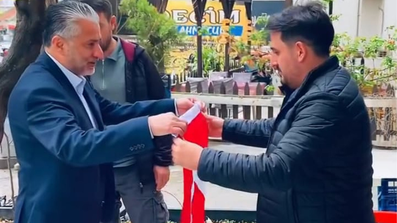 Bayrağa saygısızlığa sessiz kalmadı, şanlı 5 bin bayrak dağıttı