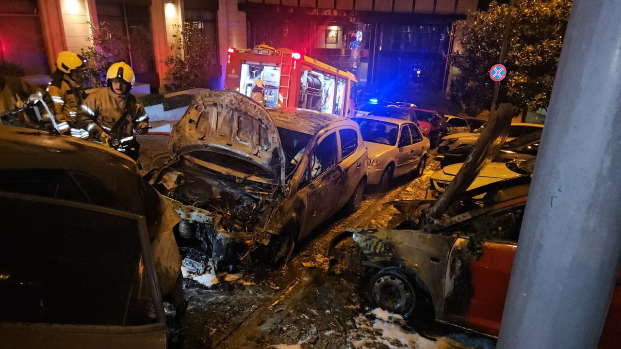 Beşiktaş’ta park halindeki otomobiller alevlere teslim oldu: Patlamalar yaşandı