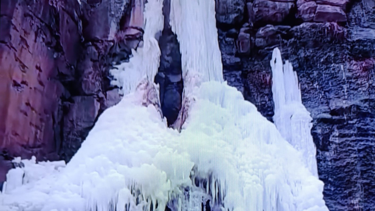 Donan zamanın masalı: Ilısu’da buzul şelalesi büyülüyor