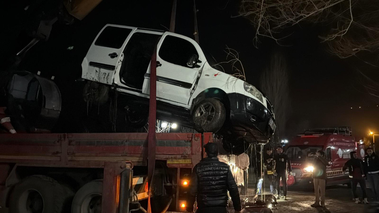 El freni çekilmeyen araç Porsuk Çayı'na düştü