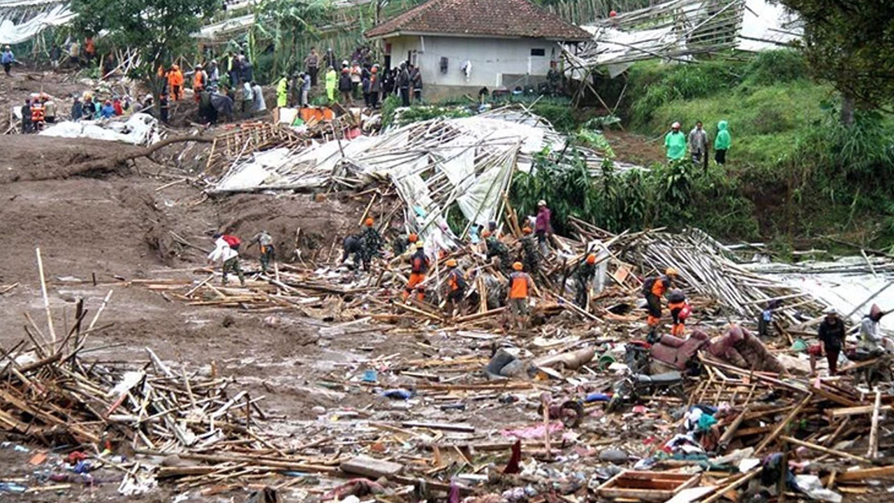 Endonezya'da toprak kayması: Ölü sayısı 25'e yükseldi