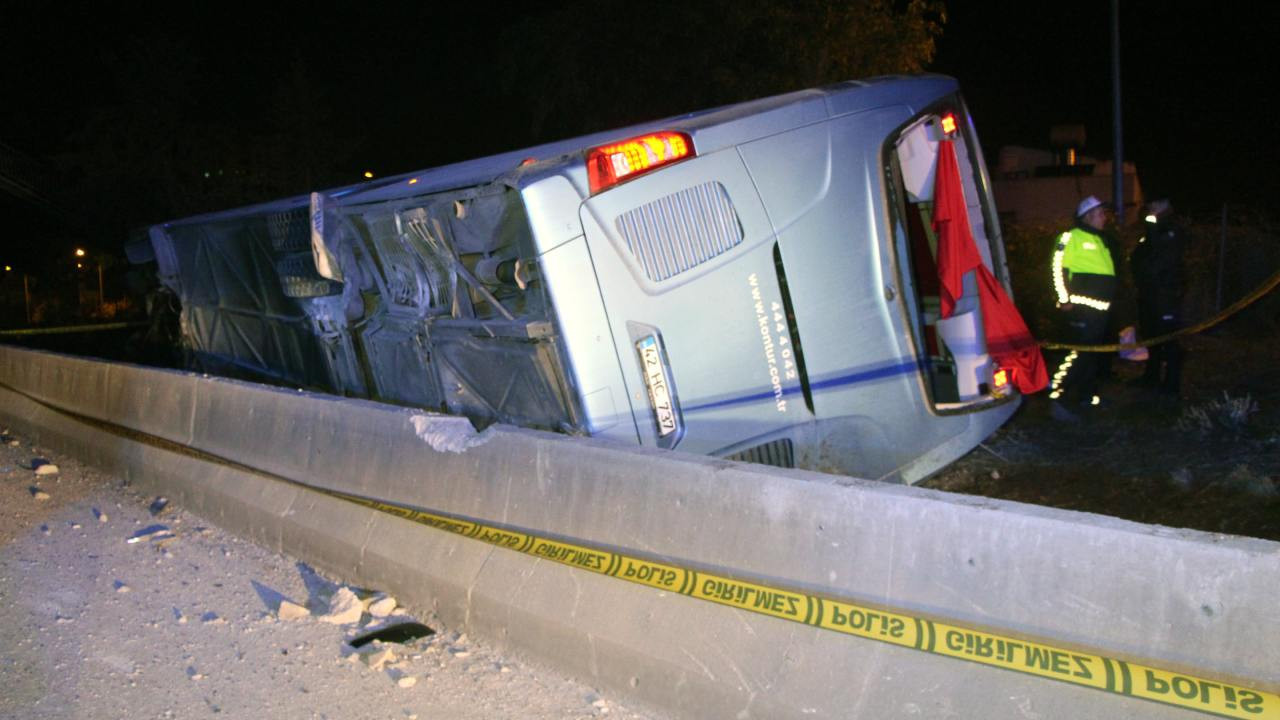 Hatay'dan Konya'ya giden yolcu otobüsü Adana'da devrildi: 8 yaralı