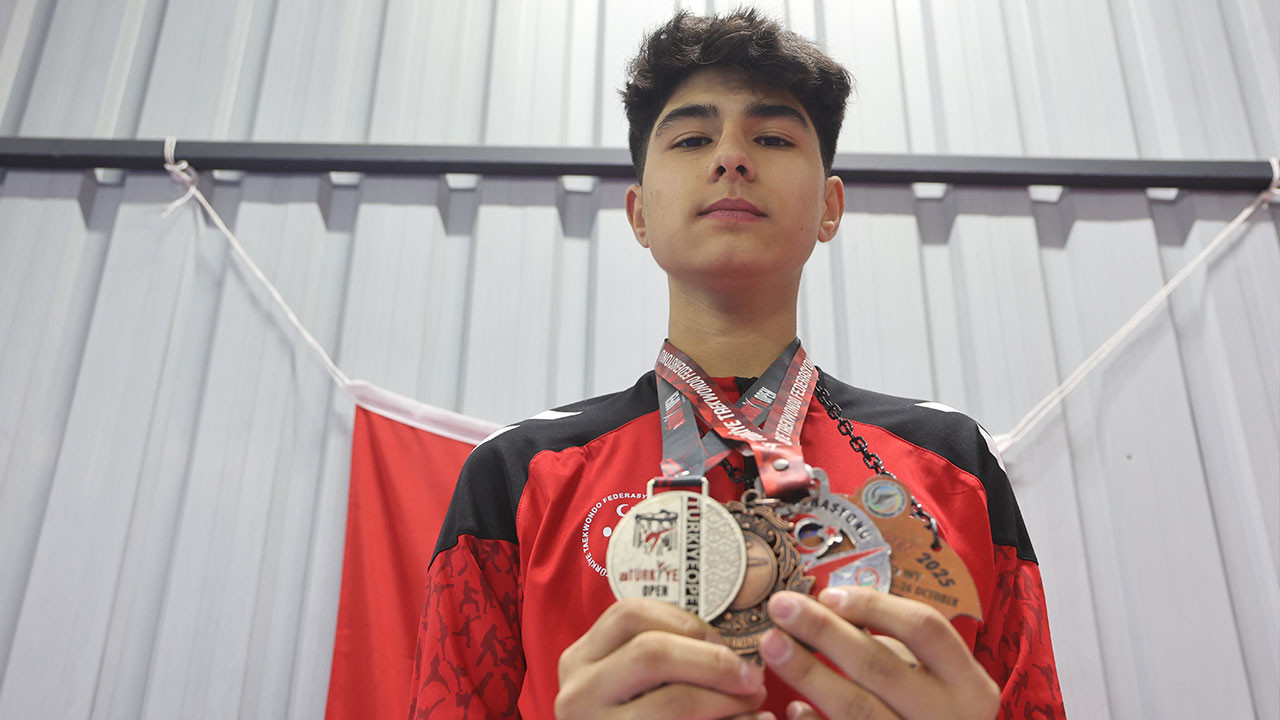 Henüz 14 yaşında Türk bayrağını göndere çektirdi: Rahmetli babasının hayalini gerçekleştirdi