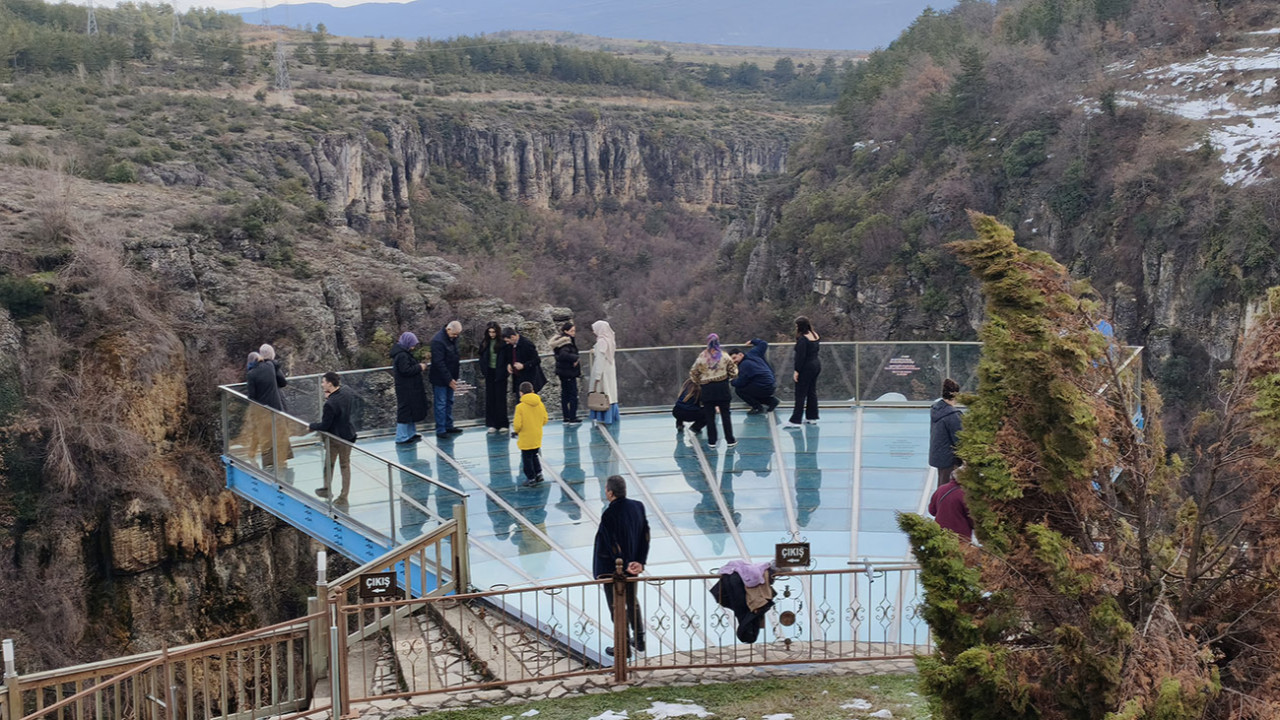 80 metreden aşağı bakmaya cesaretiniz var mı? Türkiye'nin ilk cam terasında rekor