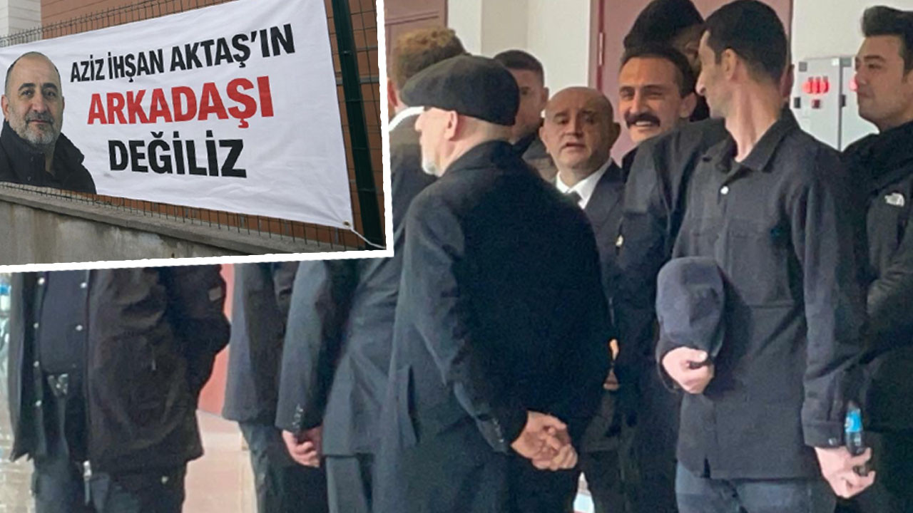 Aktaş davasının görüldüğü salon önünde 'arkadaşı değiliz' afişi