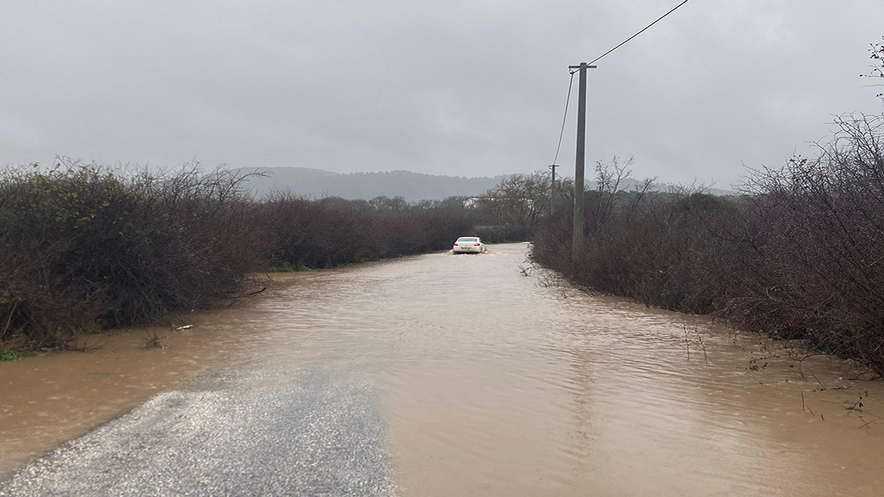 Ayvacık’ı sağanak vurdu: Sokaklar nehir oldu… Tarlalar suya gömüldü…